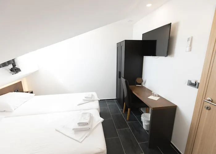 D8 Nocleg ze śniadaniem 3*